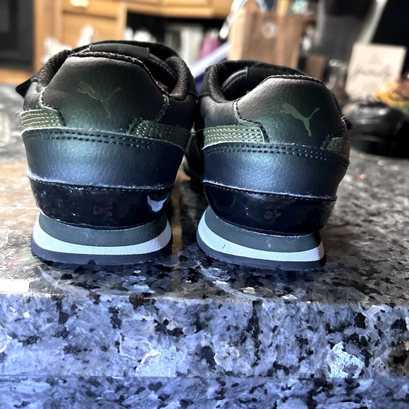 Puma sneakers for toddlers. Size 3c . Black. - Picture 2 of 6